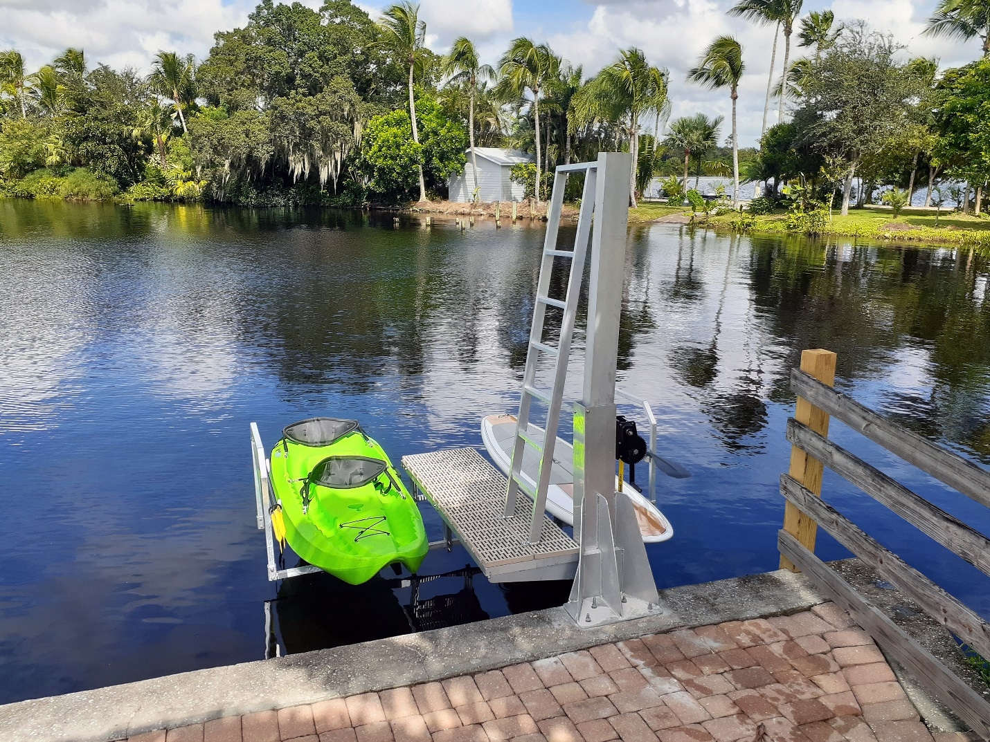 A Nice Property With Dual Kayak Lift